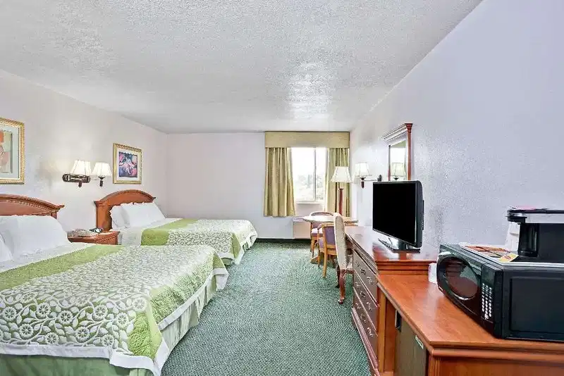 Days Inn & Suites by Wyndham Fullerton – Hotelfoto