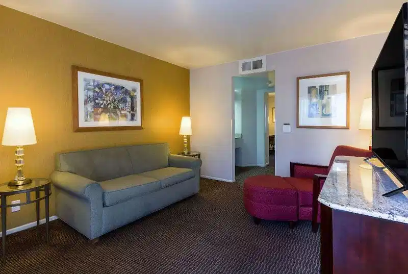 Ramada by Wyndham Costa Mesa/Newport Beach – Hotelfoto