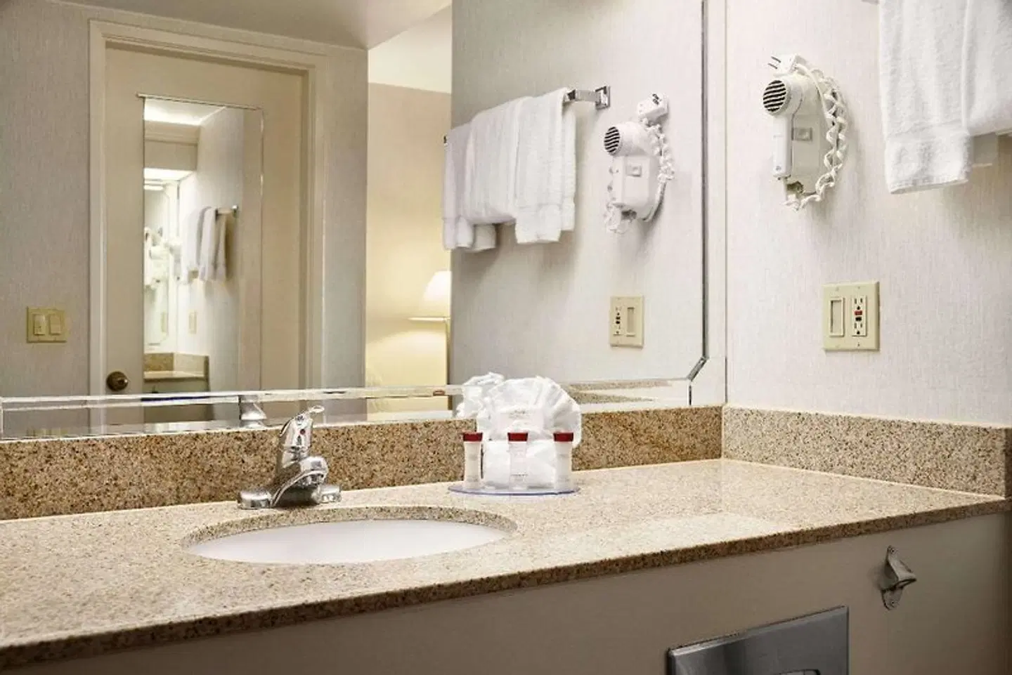 Ramada by Wyndham Costa Mesa/Newport Beach Badezimmer