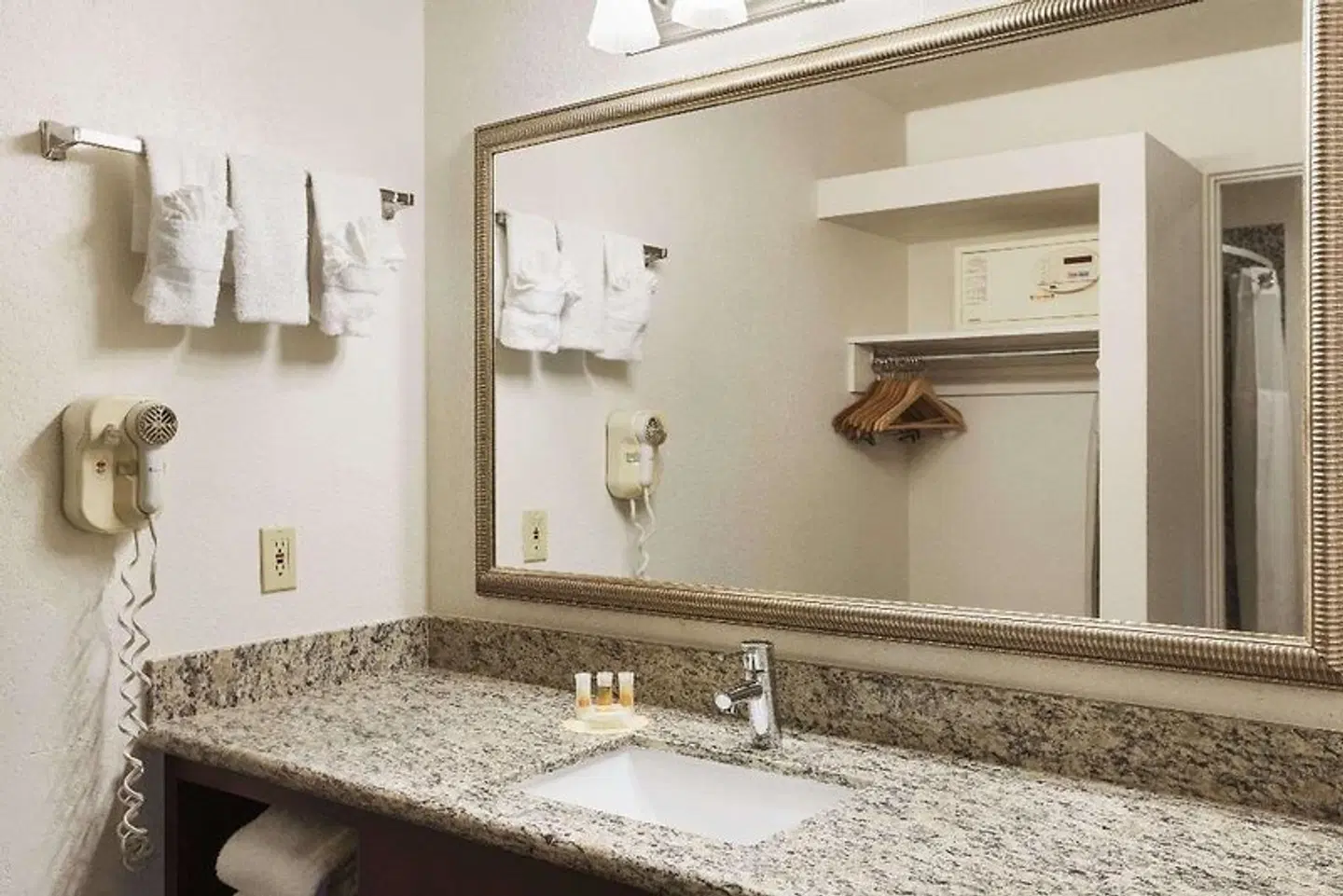 Days Inn by Wyndham Oceanside Badezimmer