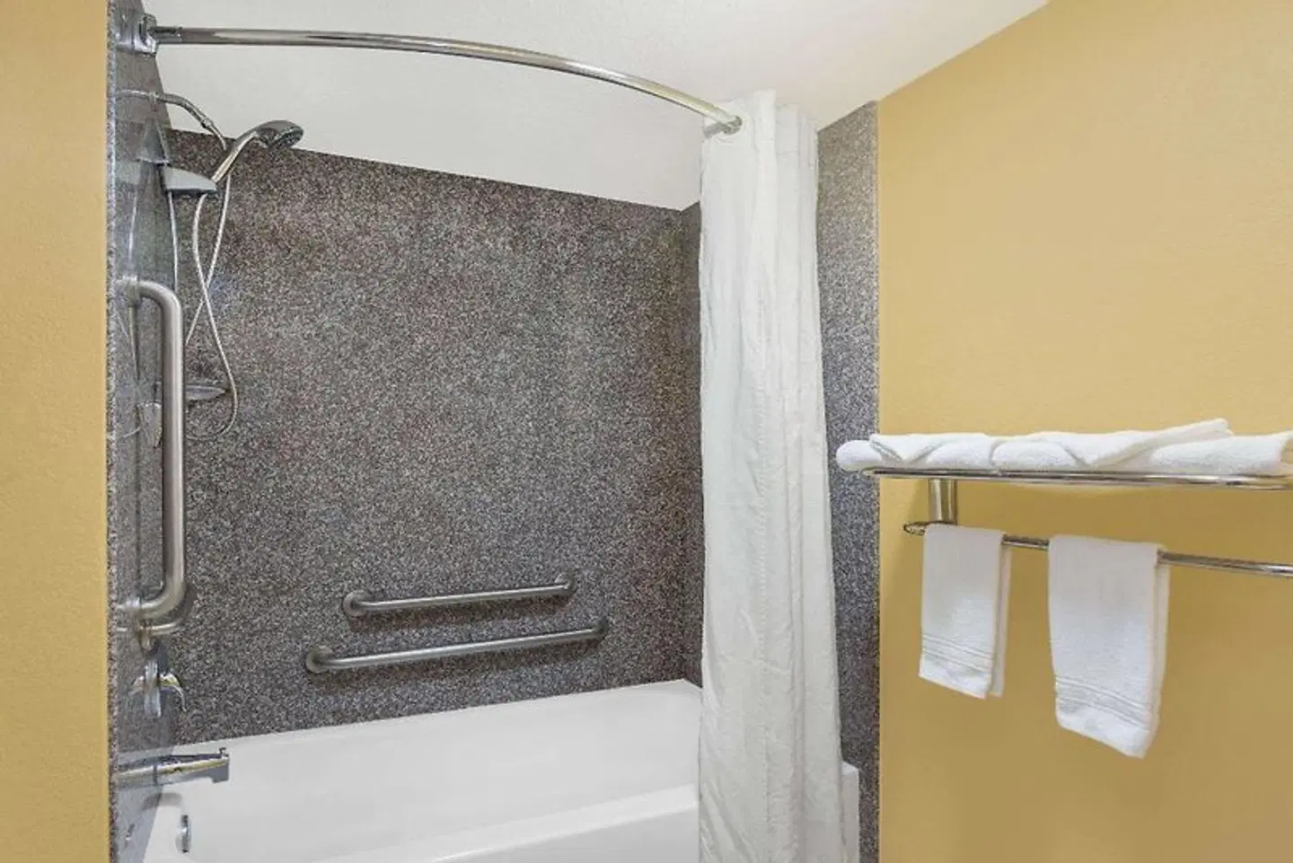 Super 8 by Wyndham Sarasota Near Siesta Key Badezimmer