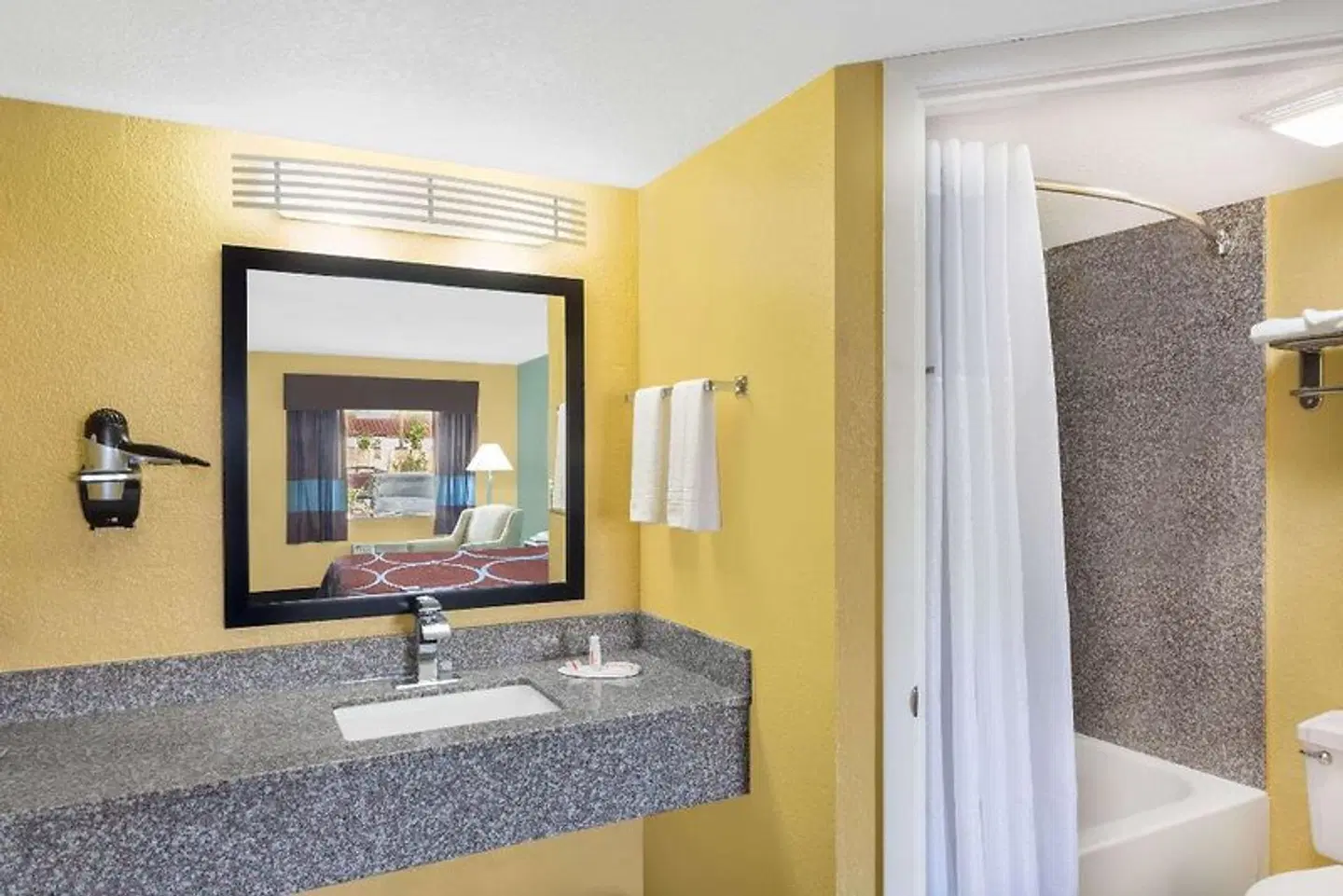 Super 8 by Wyndham Sarasota Near Siesta Key Badezimmer