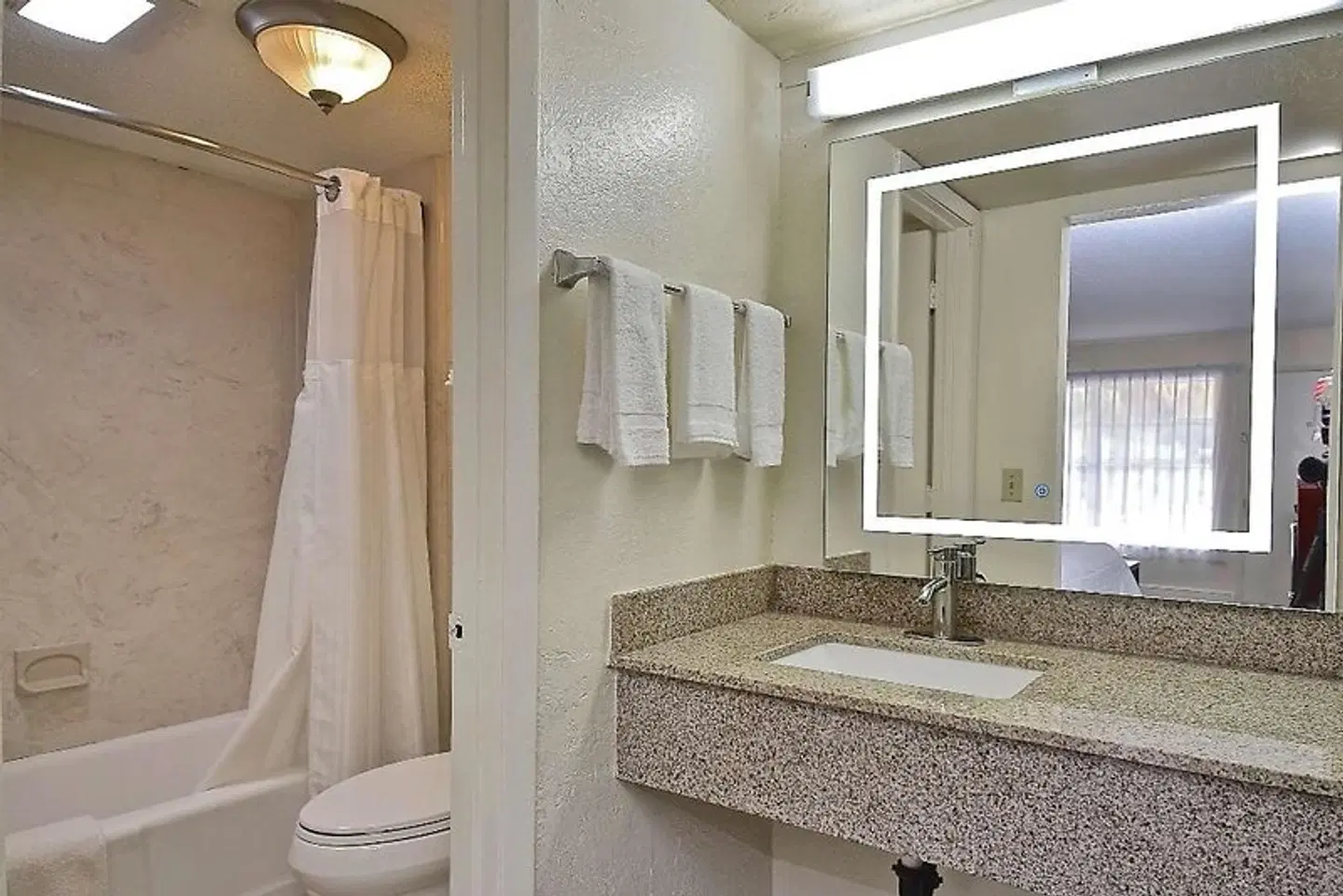 SureStay Hotel by Best Western Sarasota Lido Beach Badezimmer