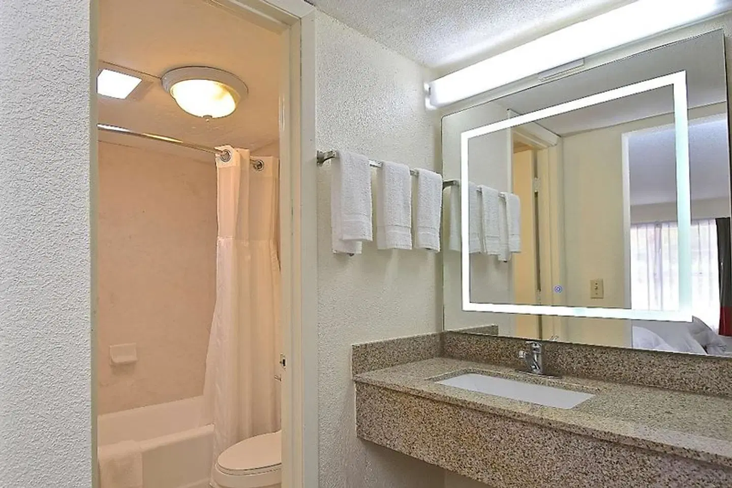 SureStay Hotel by Best Western Sarasota Lido Beach Badezimmer