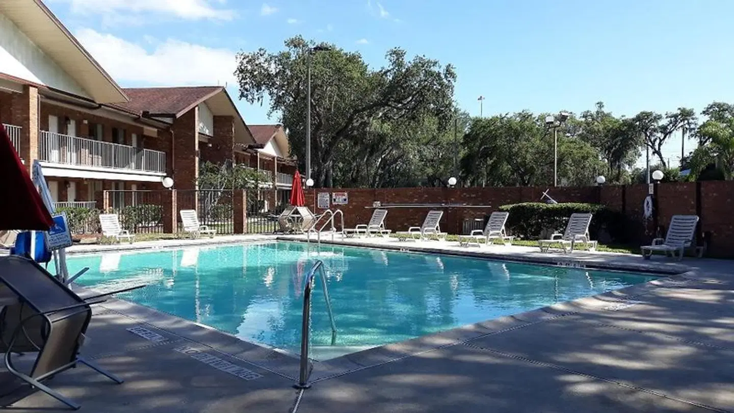 Ramada by Wyndham Temple Terrace/Tampa North OUTDOOR_POOL