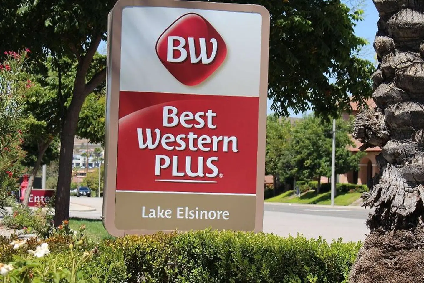 Best Western PLUS Lake Elsinore Inn & Suites EXTERIOR