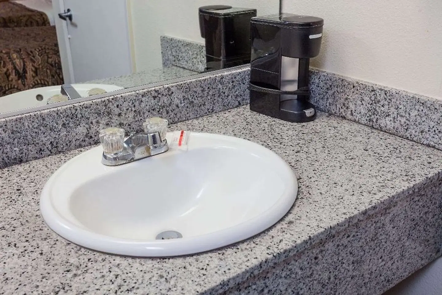 Days Inn by Wyndham Anaheim West Badezimmer