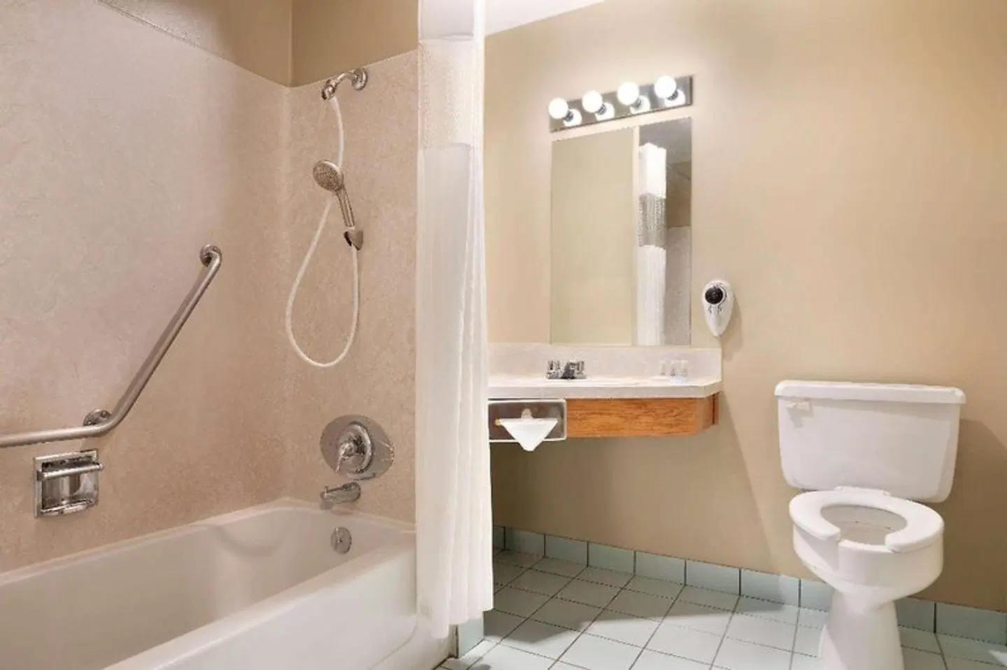 Days Inn by Wyndham Nanaimo Badezimmer