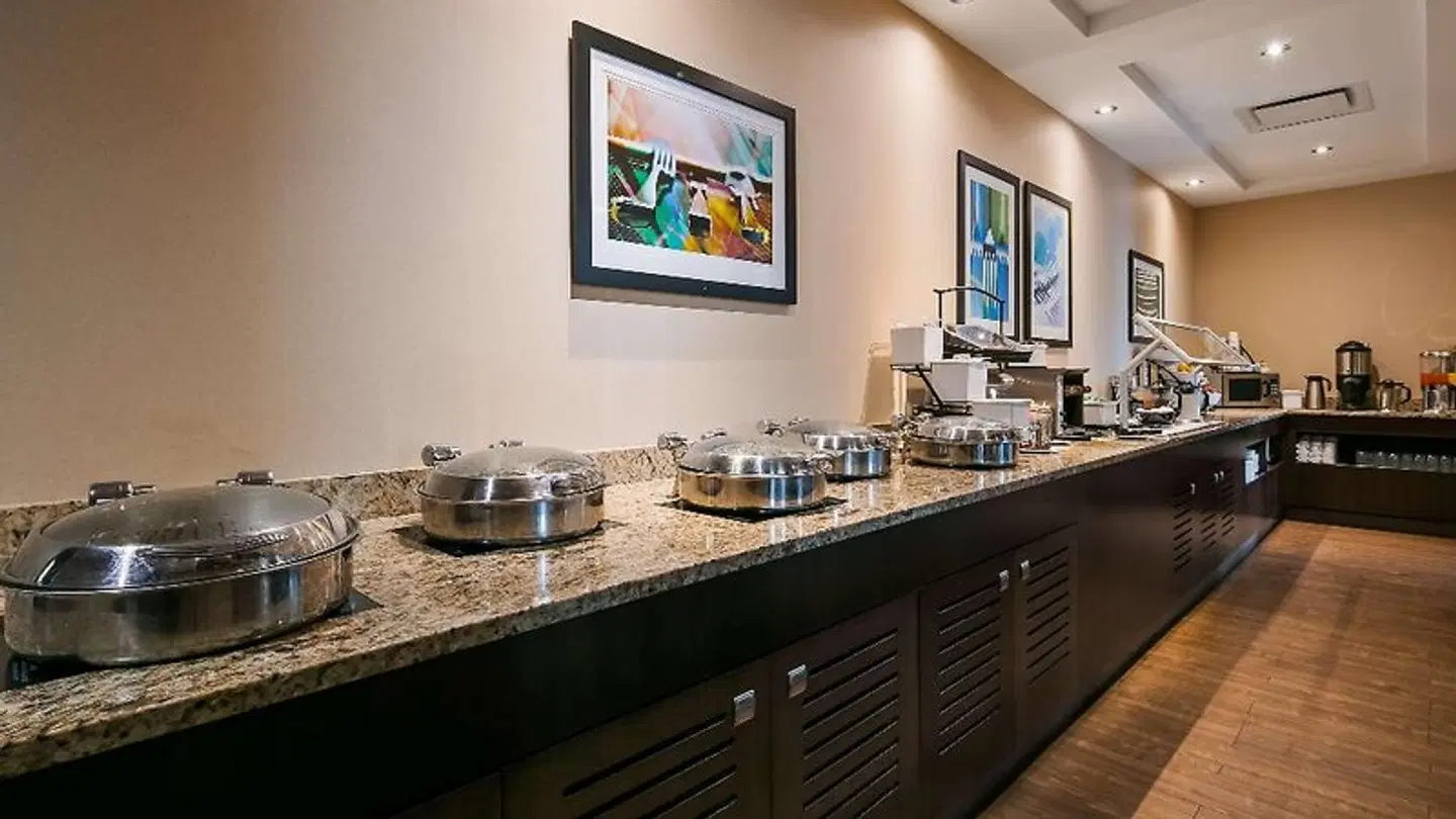 Days Inn Edmonton Airport Bar