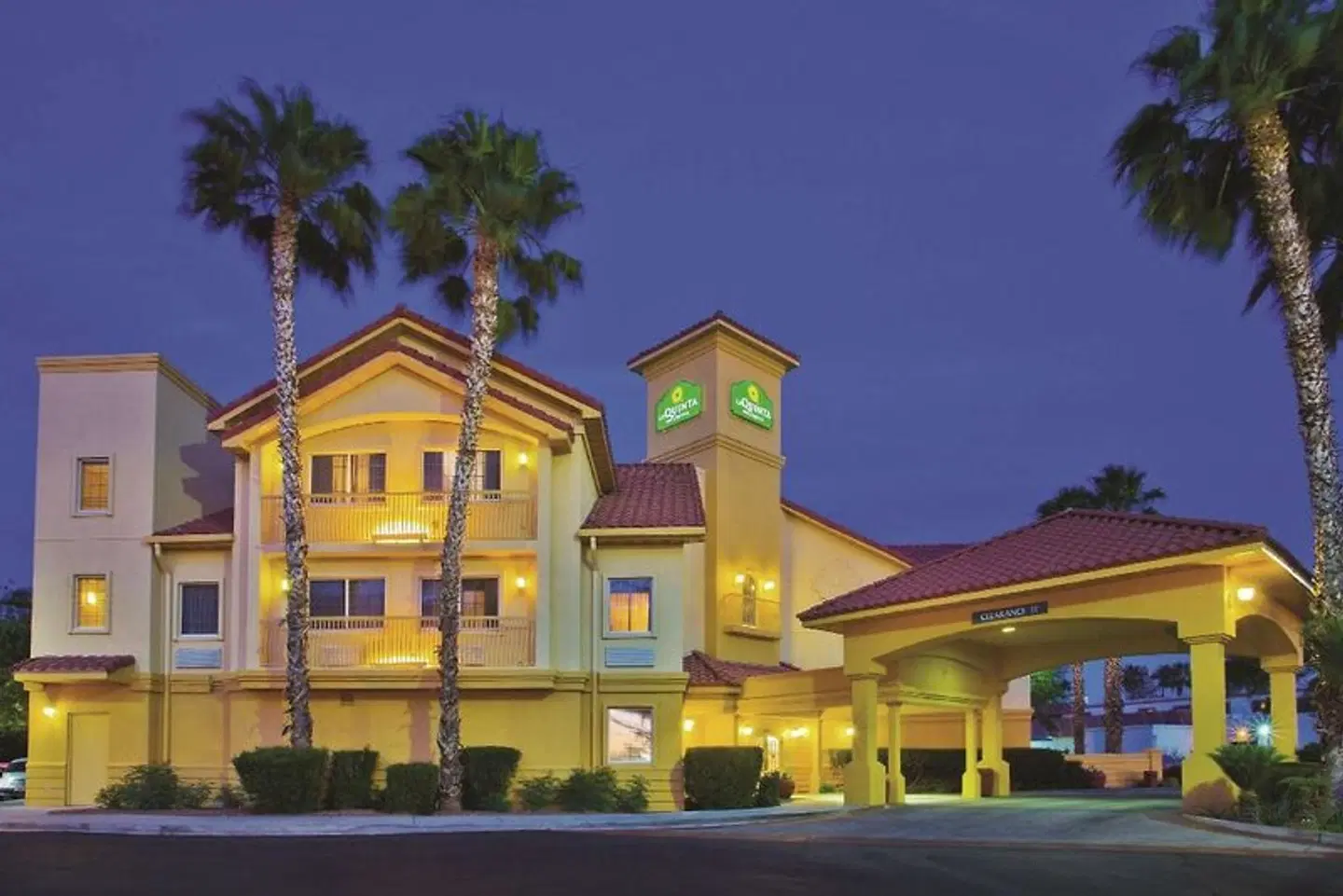 La Quinta Inn & Suites Tucson Airport EXTERIOR