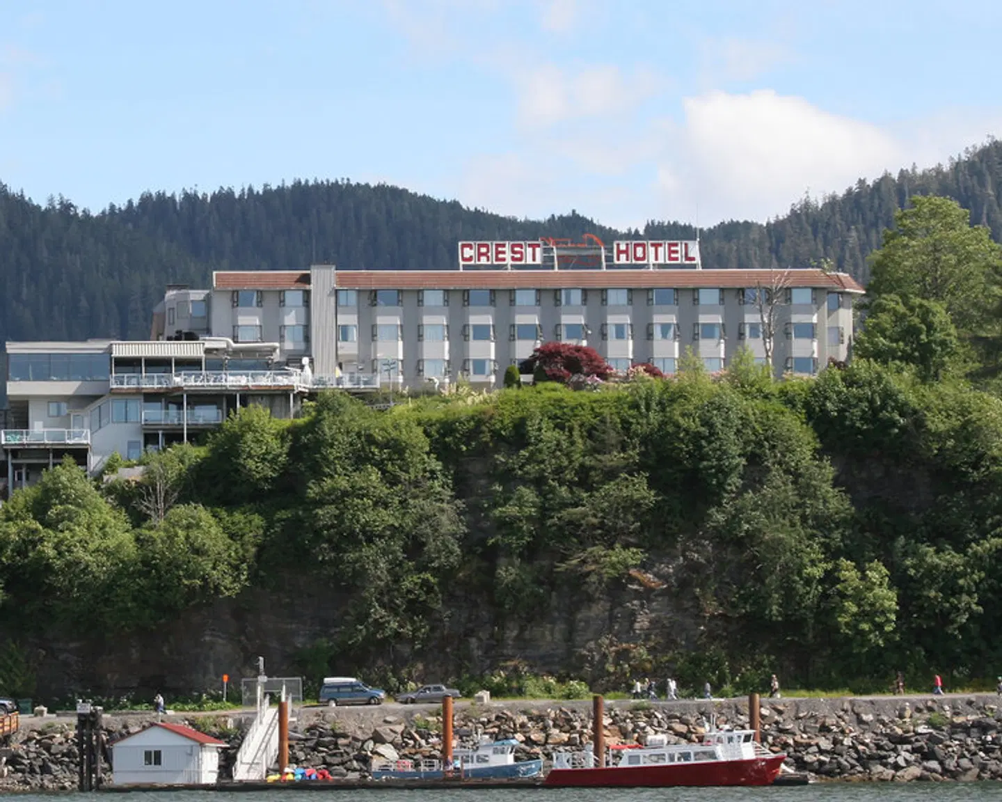 Crest Hotel EXTERIOR