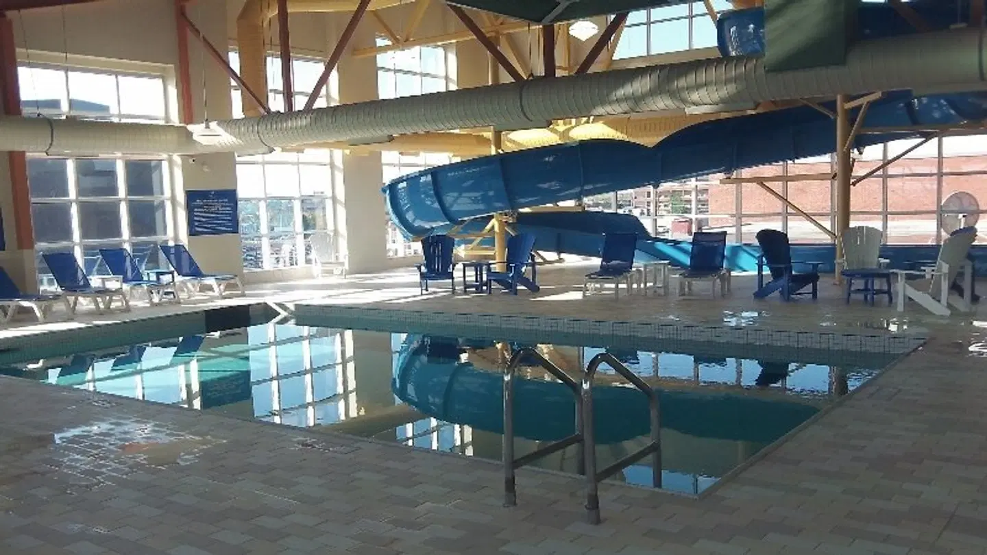 Delta Hotels by Marriott Beausejour Hallenbad