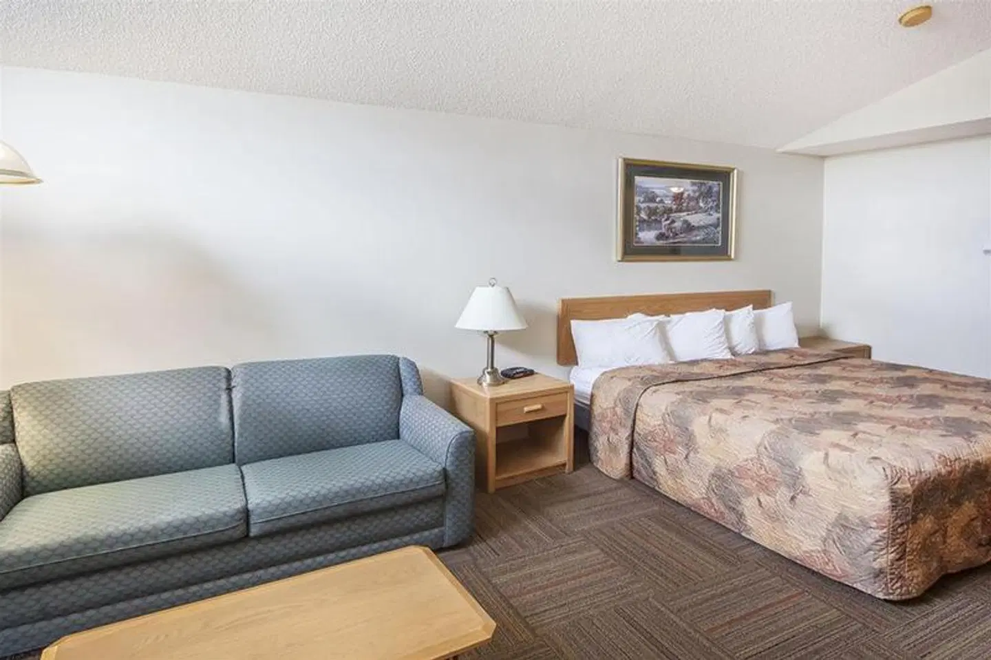 Econolodge Inn and Suites ROOM_EXAMPLE