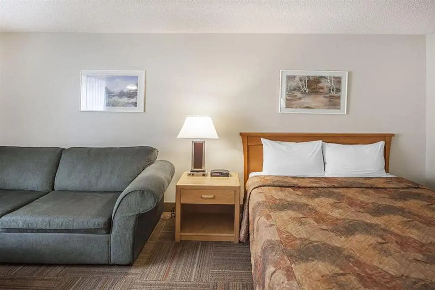 Econolodge Inn and Suites ROOM_EXAMPLE