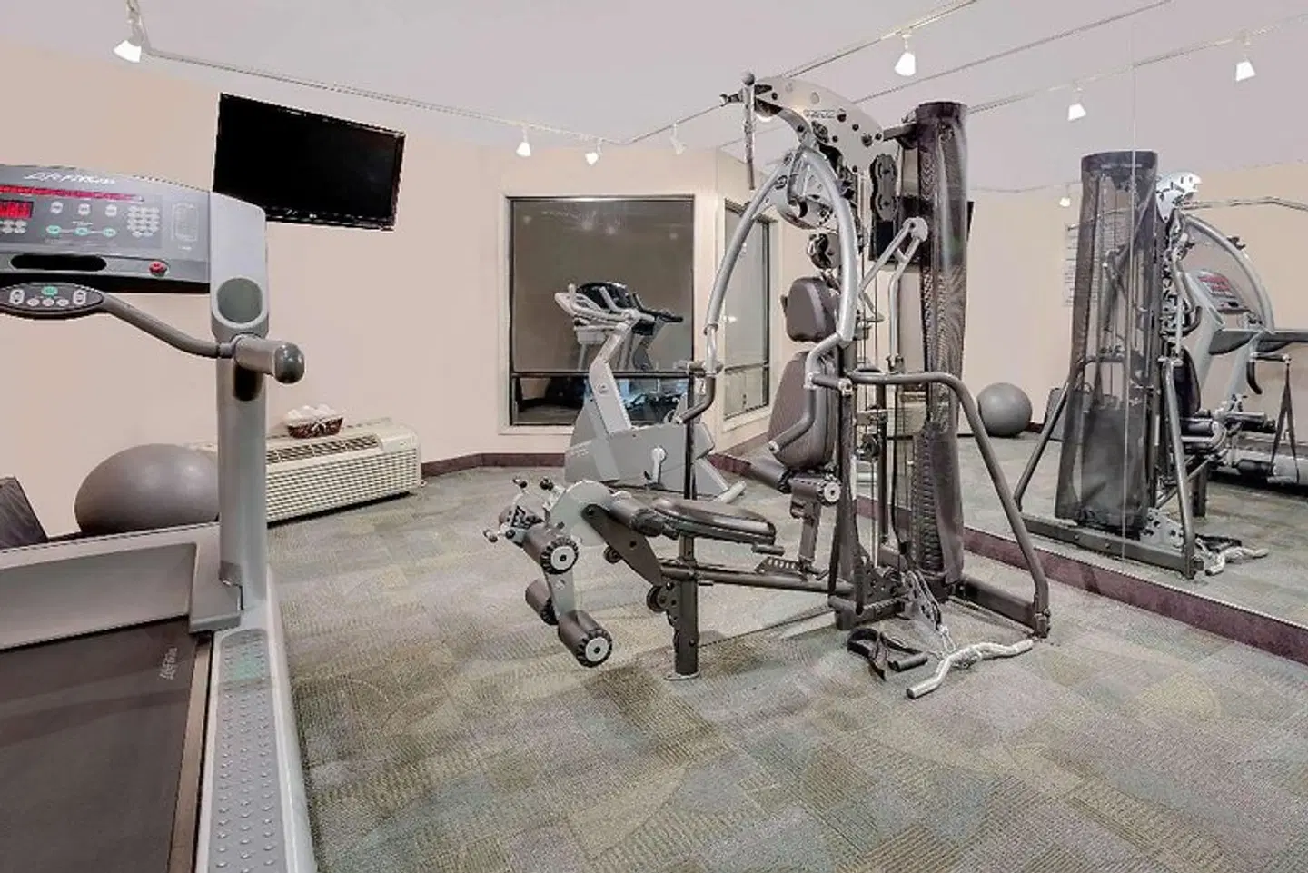 Ramada by Wyndham Kamloops SPORTS_AND_LEISURE