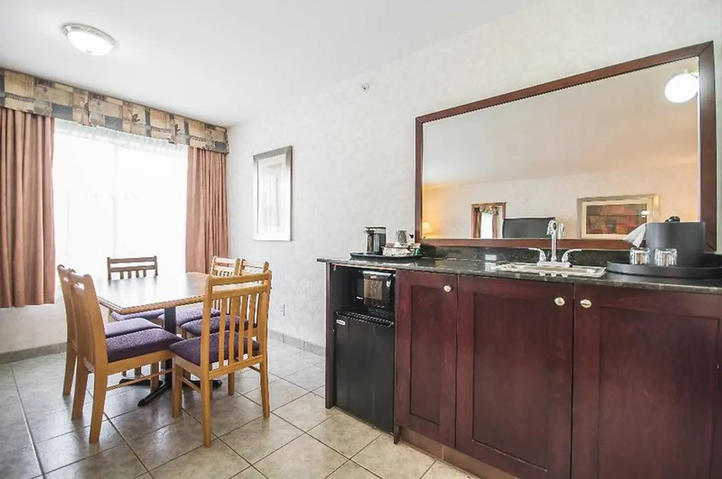 Comfort Inn & Suites Kamloops ROOM_EXAMPLE