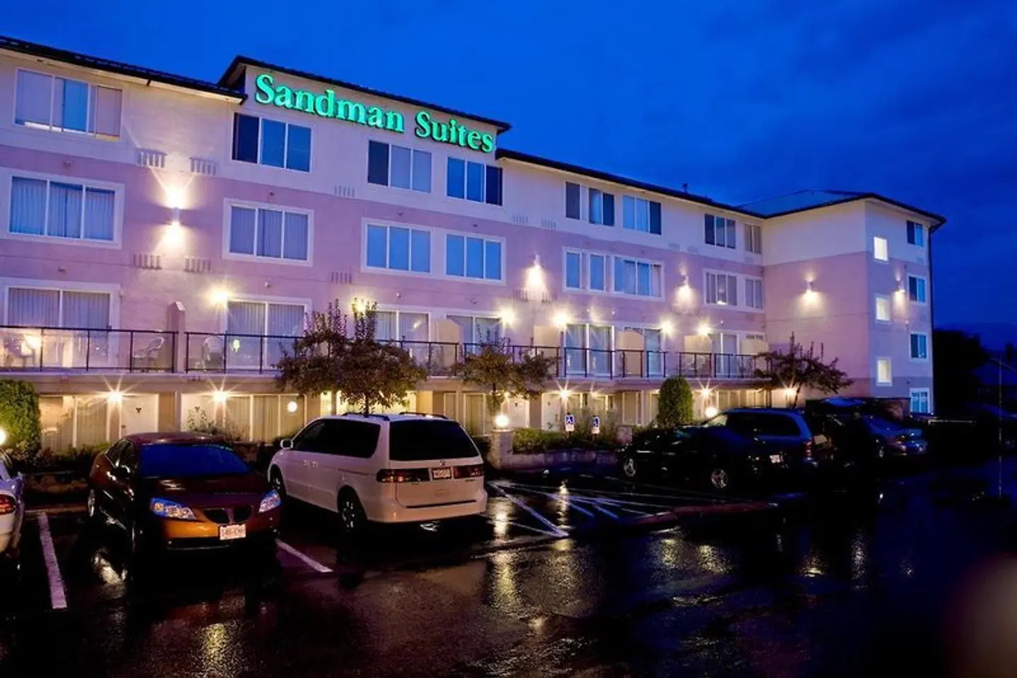Sandman Inn & Suites Kamloops EXTERIOR