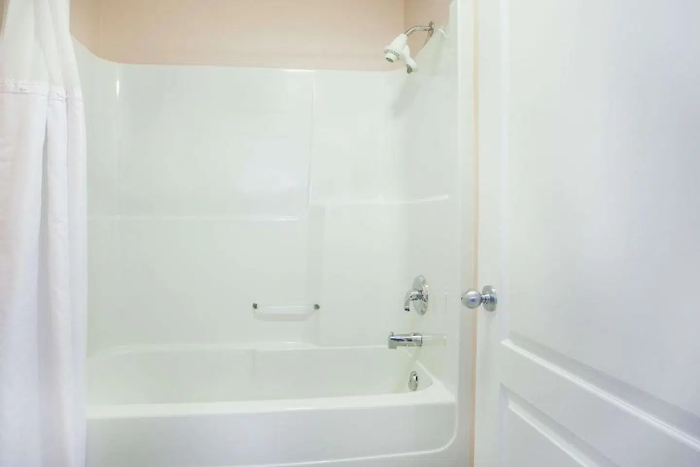 Ramada Limited 100 Mile House Badezimmer