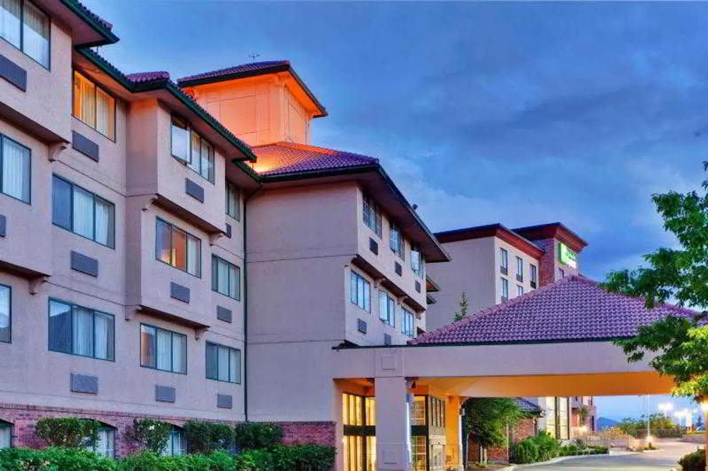 The Kanata Kelowna Hotel & Conference Centre EXTERIOR