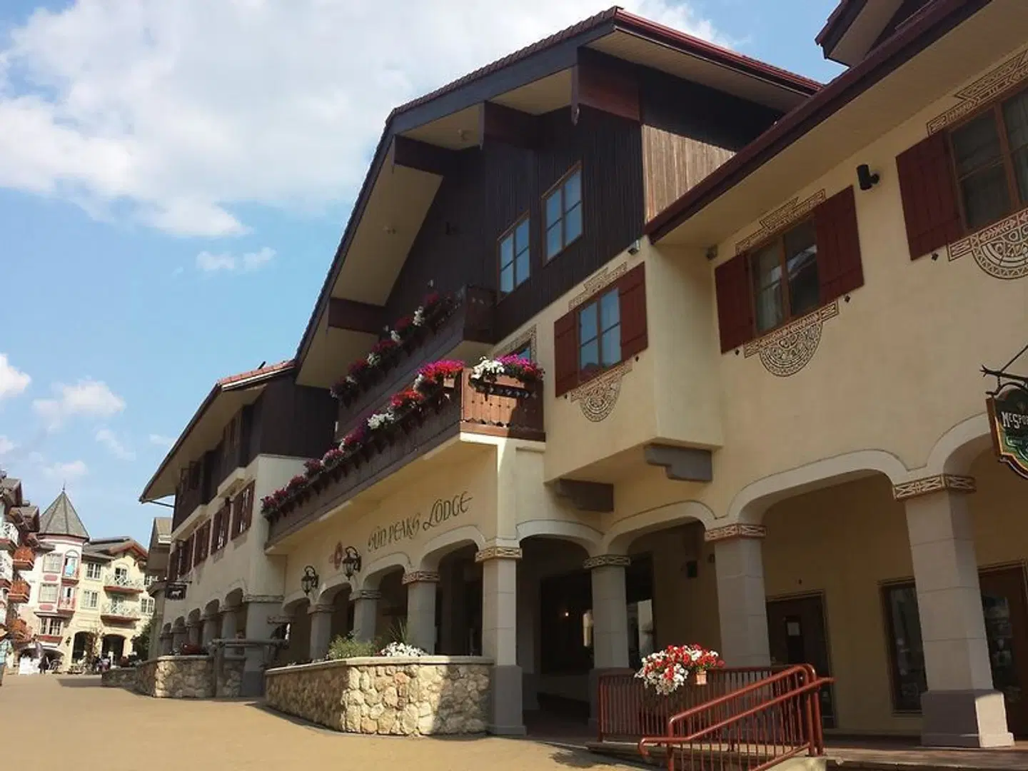 Sun Peaks Resort - Sun Peaks Lodge EXTERIOR