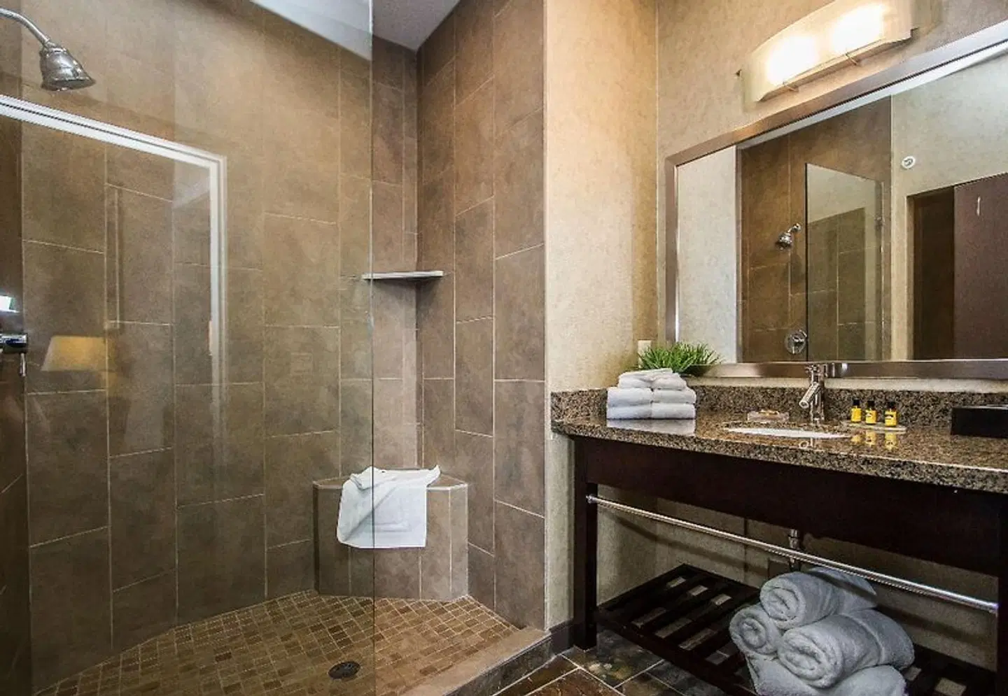Best Western PLUS Wine Country Hotel & Suites Badezimmer