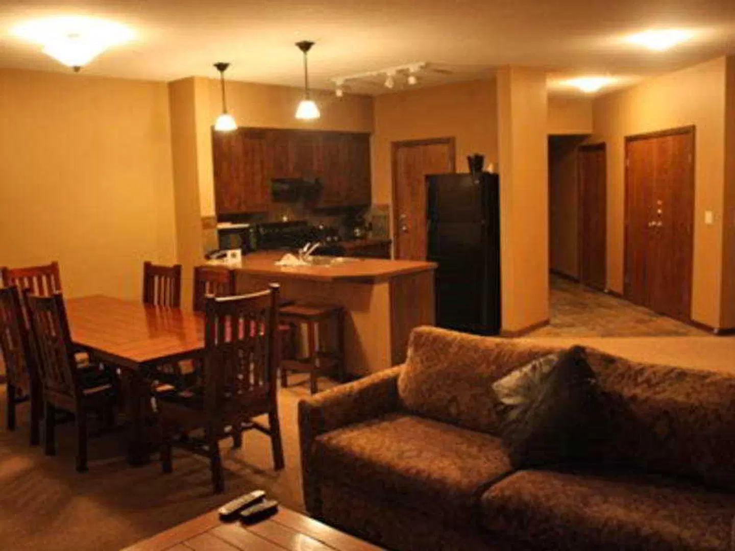 Glacier Mountaineer Lodge Bar