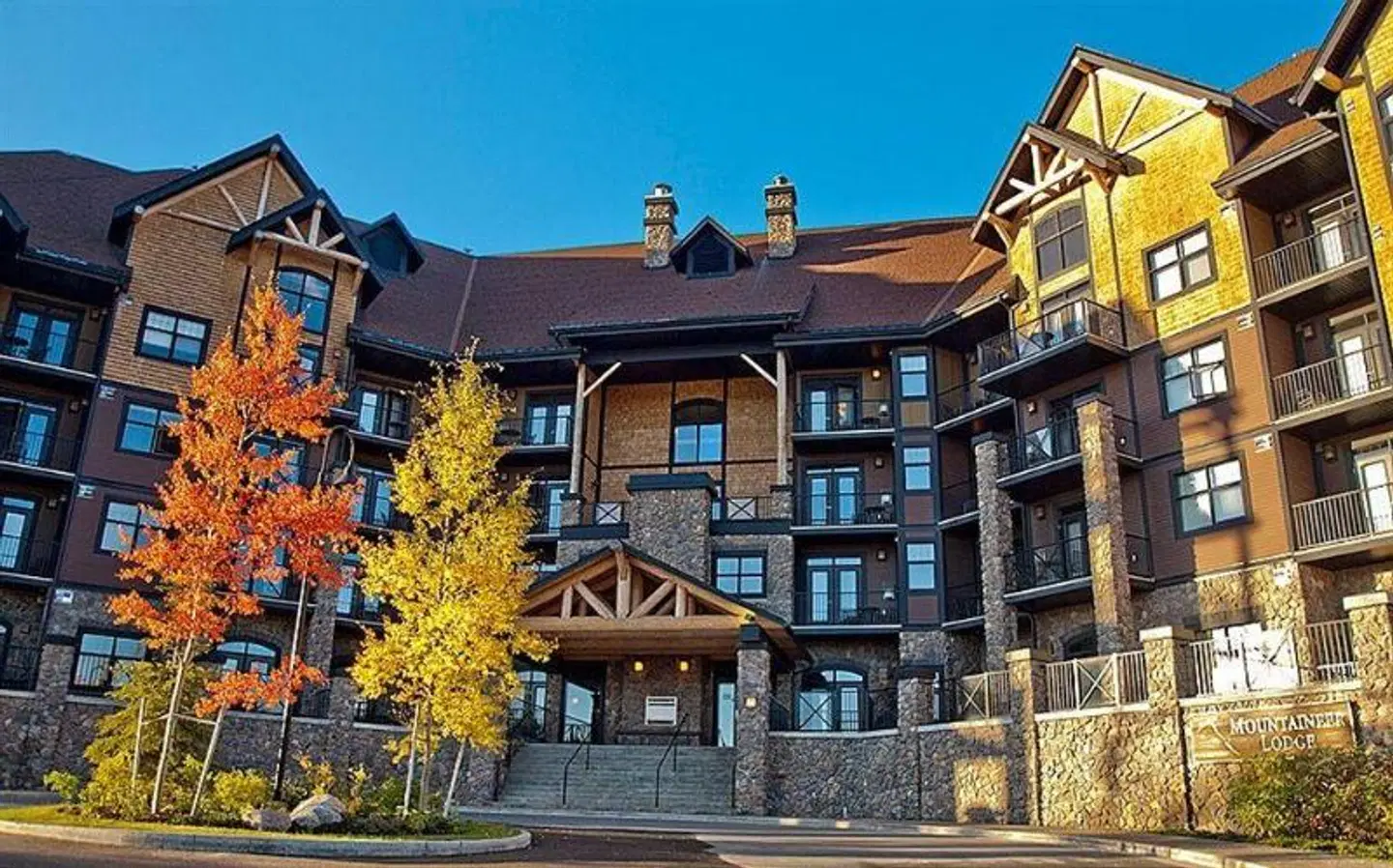 Glacier Mountaineer Lodge EXTERIOR