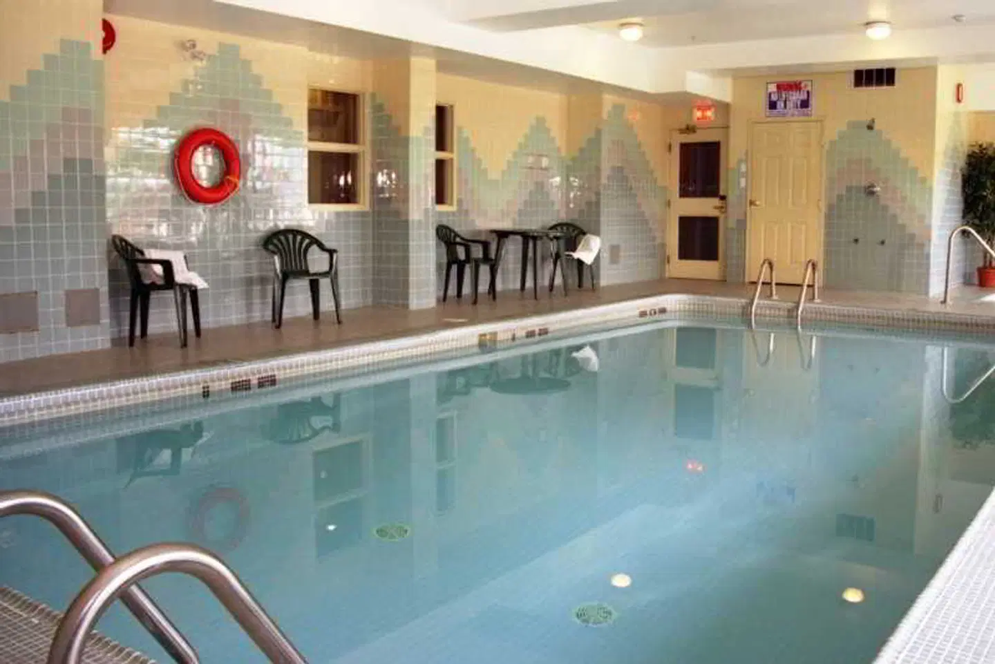 Sandman Inn & Suites Vernon Hallenbad
