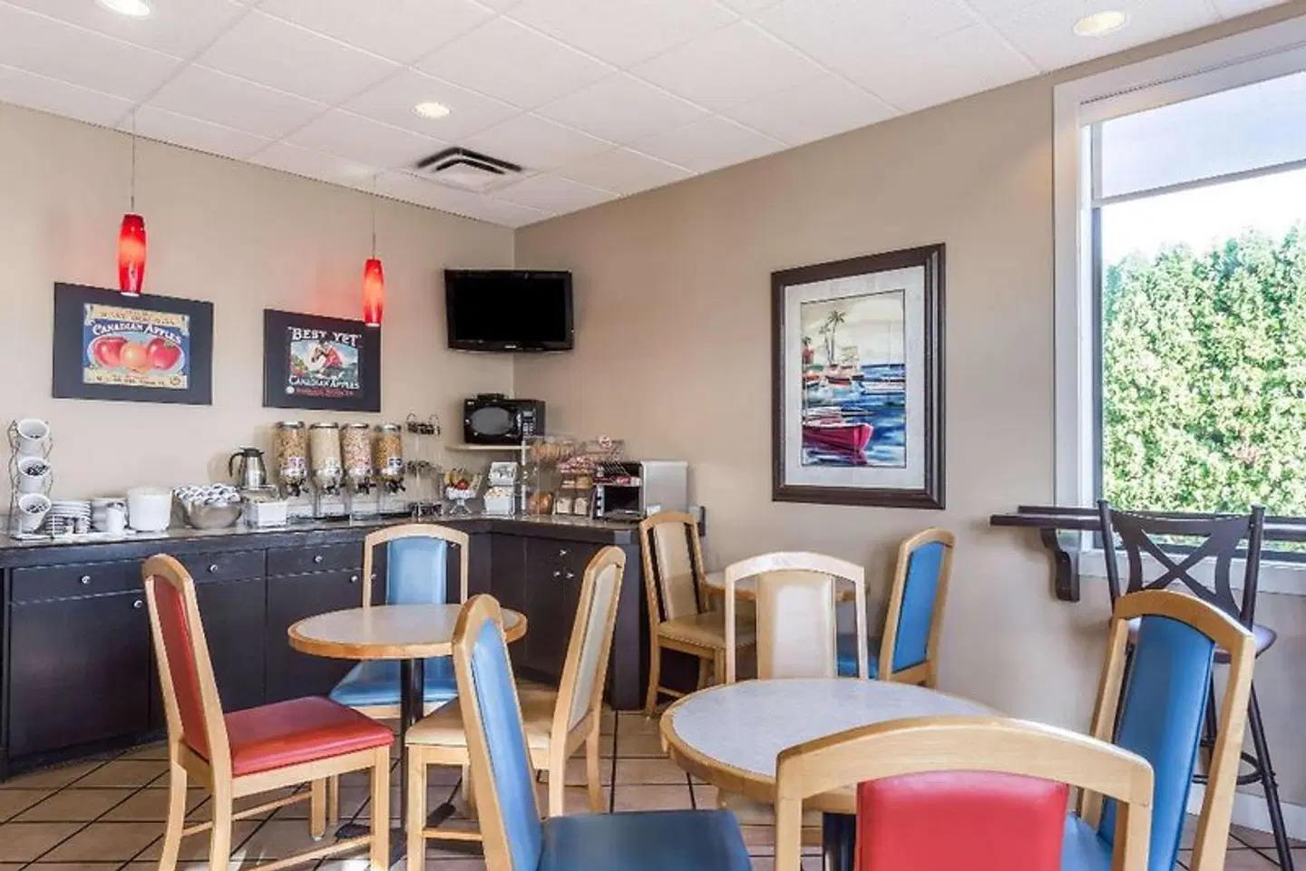Super 8 by Wyndham Kelowna BC Bar