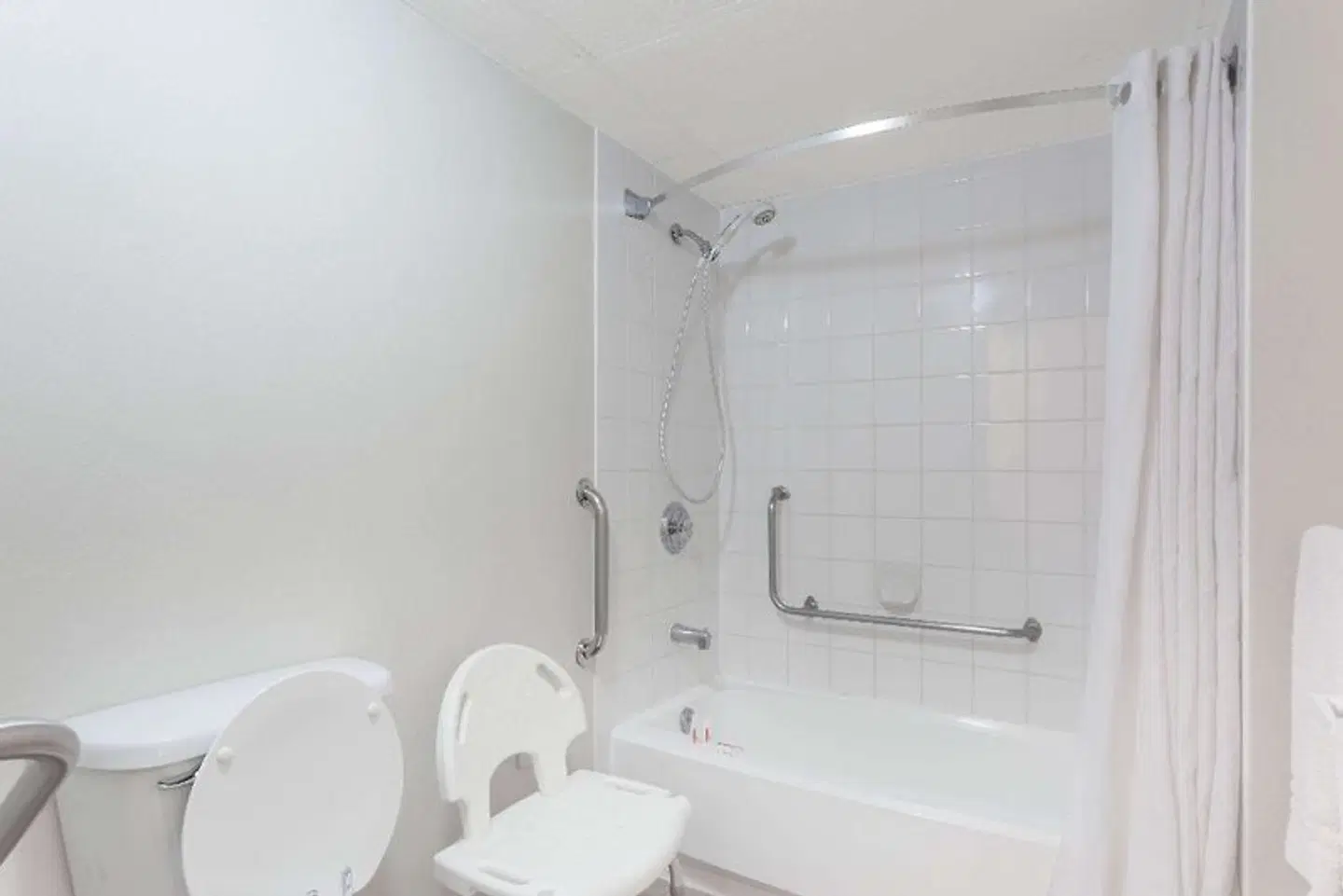 Super 8 by Wyndham Kelowna BC Badezimmer