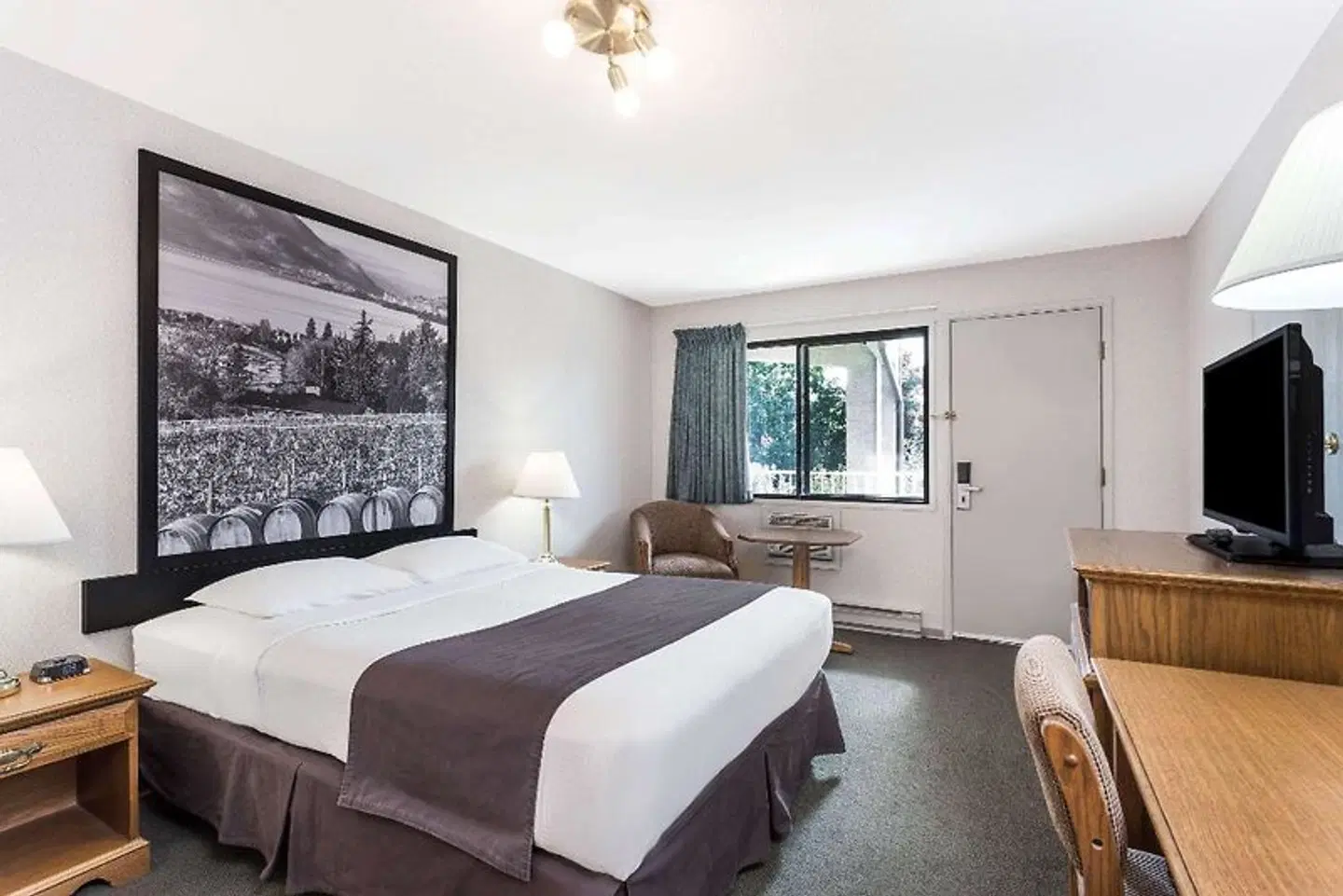 Super 8 by Wyndham Kelowna BC ROOM_EXAMPLE