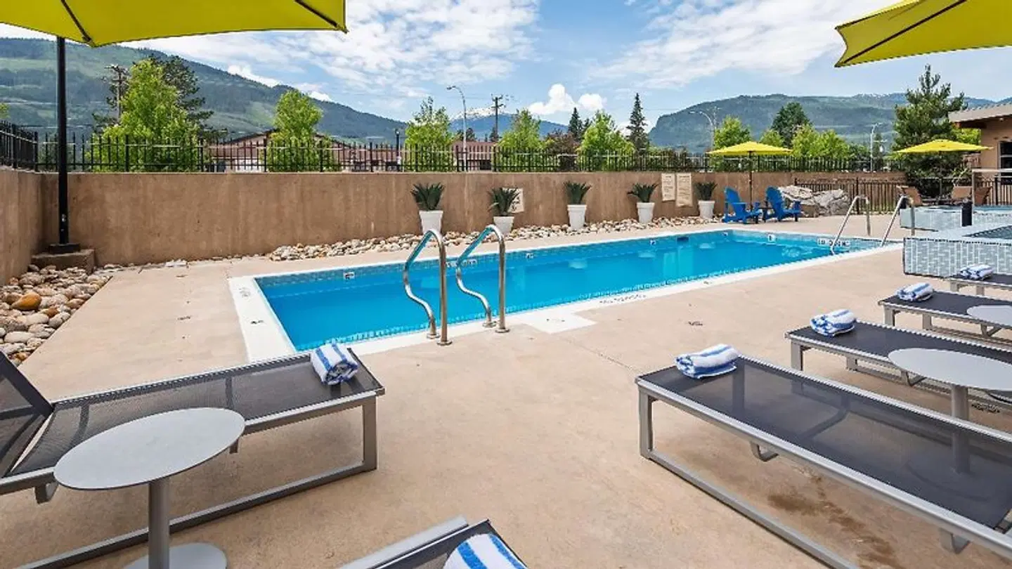 Best Western Plus Revelstoke OUTDOOR_POOL