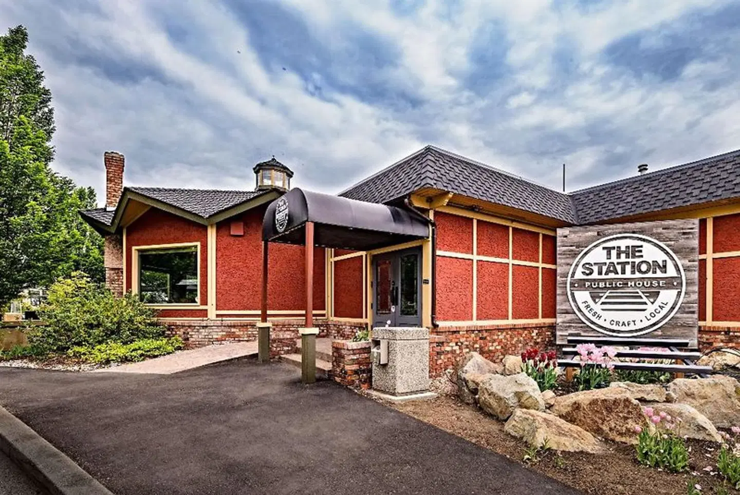 Ramada Inn & Suites Penticton EXTERIOR