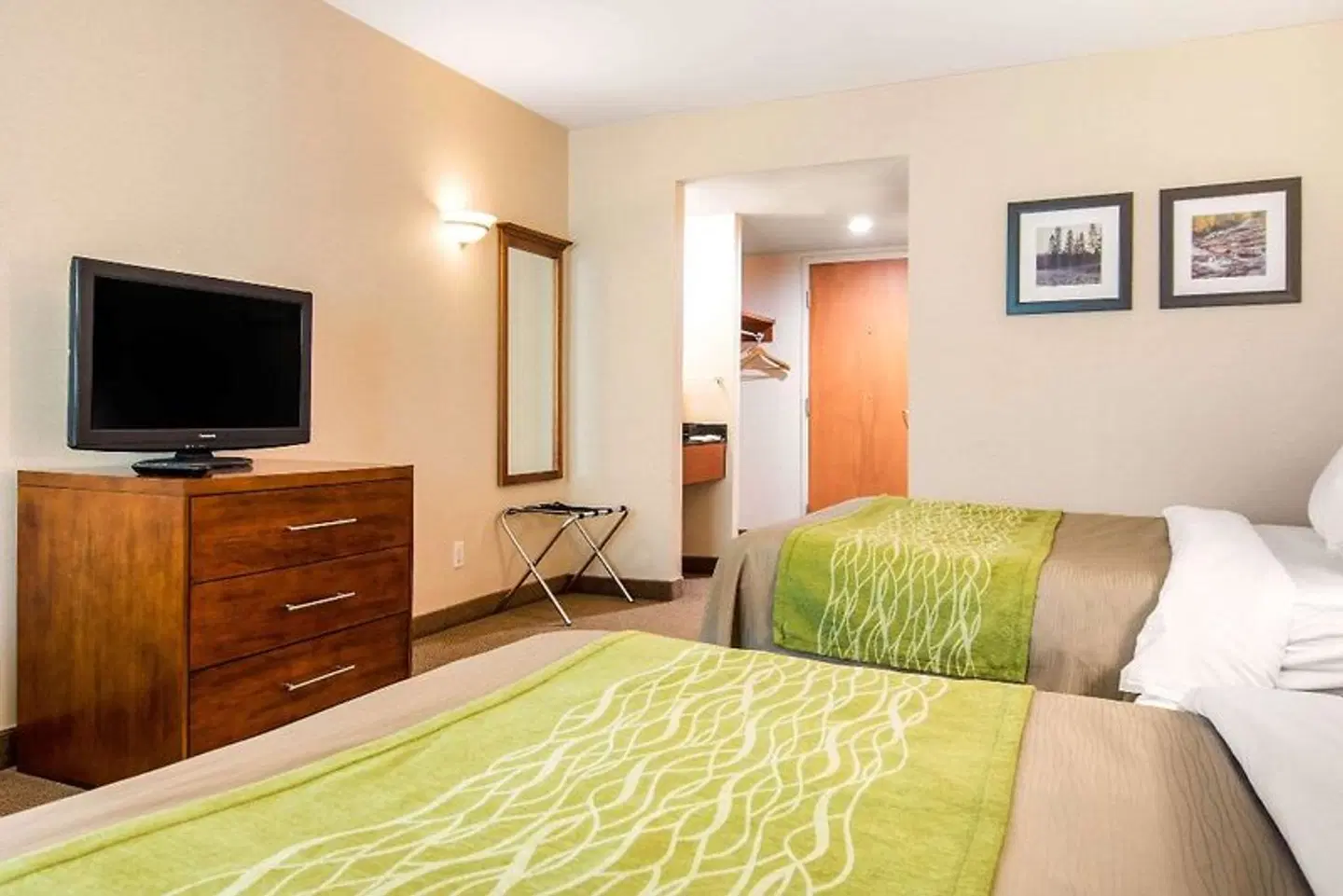 Comfort Inn & Suites ROOM_EXAMPLE