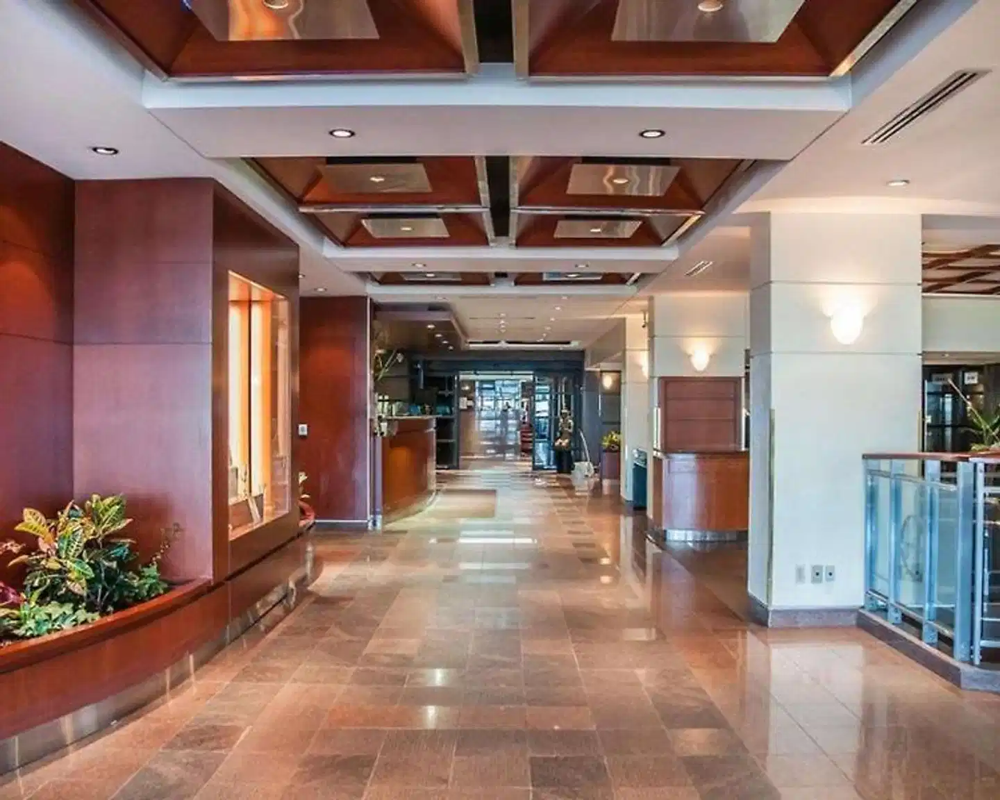 Quality Hotel Dorval Lobby