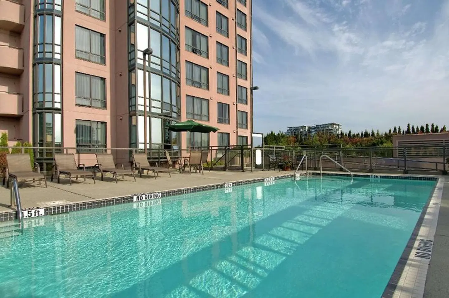 Hilton Vancouver Airport OUTDOOR_POOL