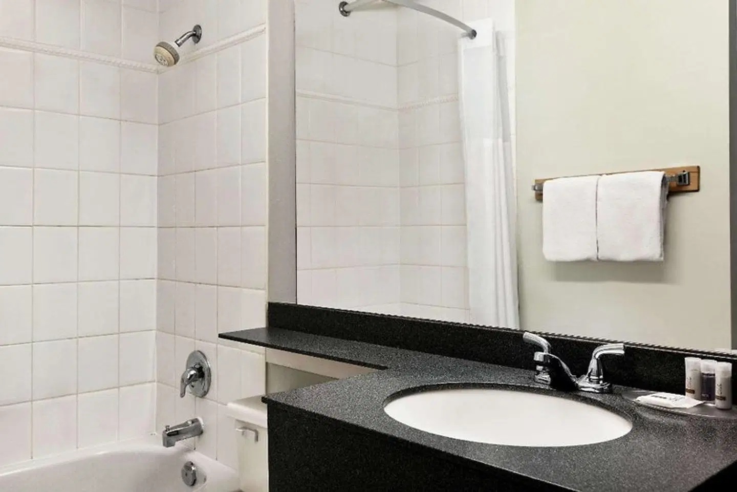 Days Inn by Wyndham Vancouver Downtown Badezimmer
