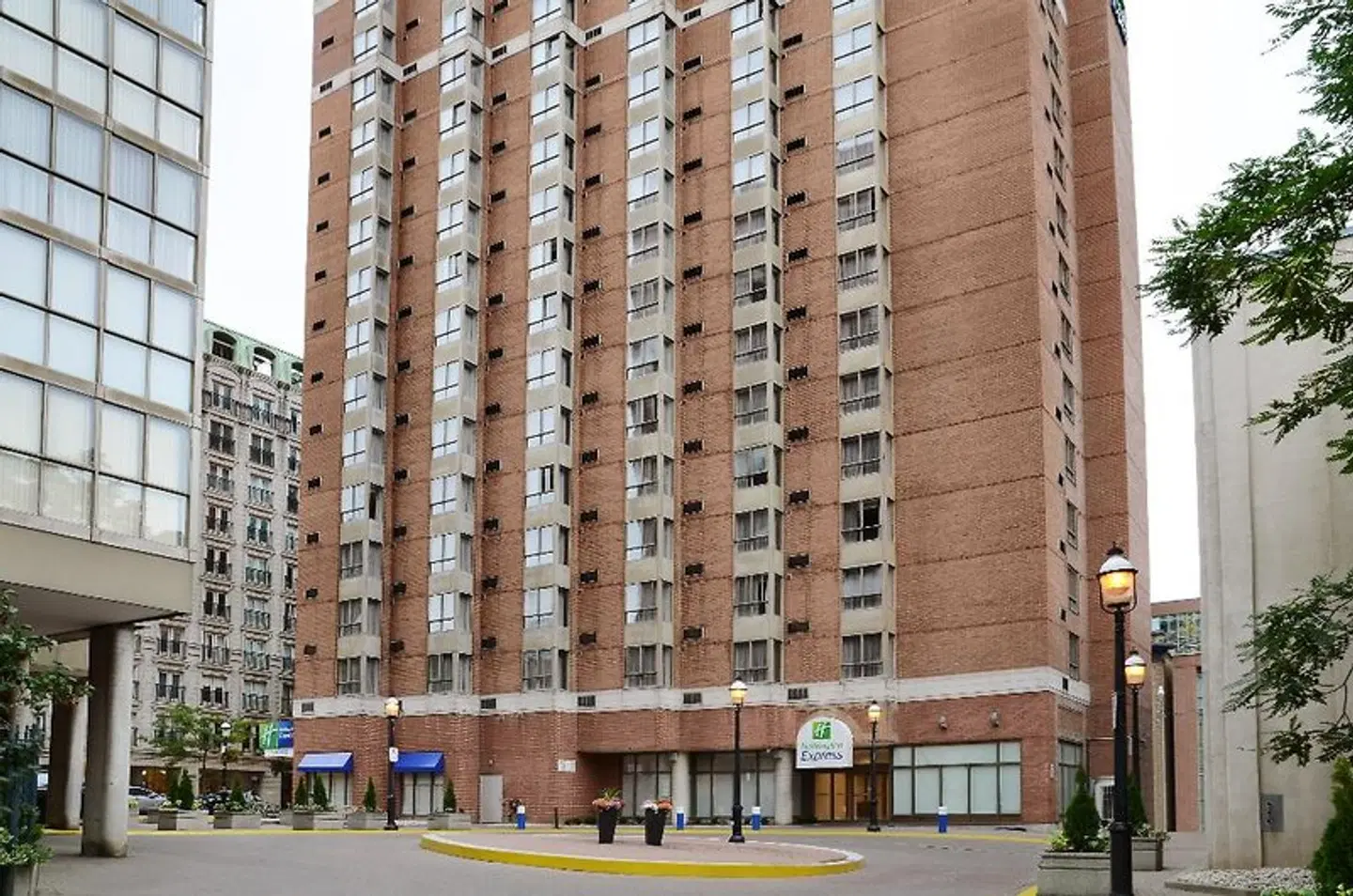 Holiday Inn Express Toronto Downtown EXTERIOR