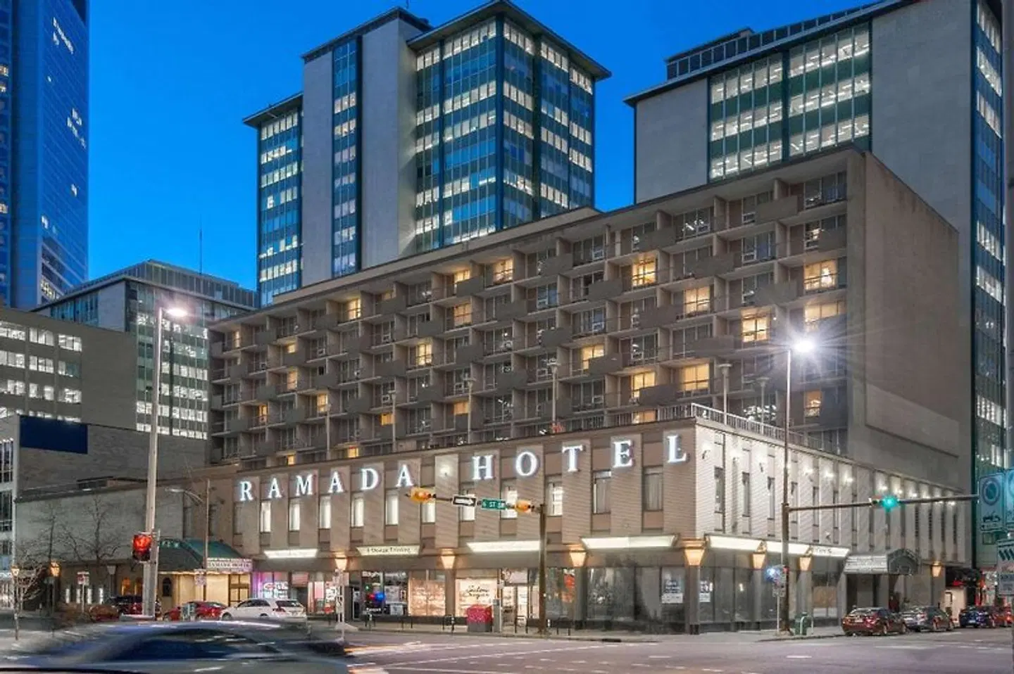 Ramada Plaza by Wyndham Calgary Downtown EXTERIOR