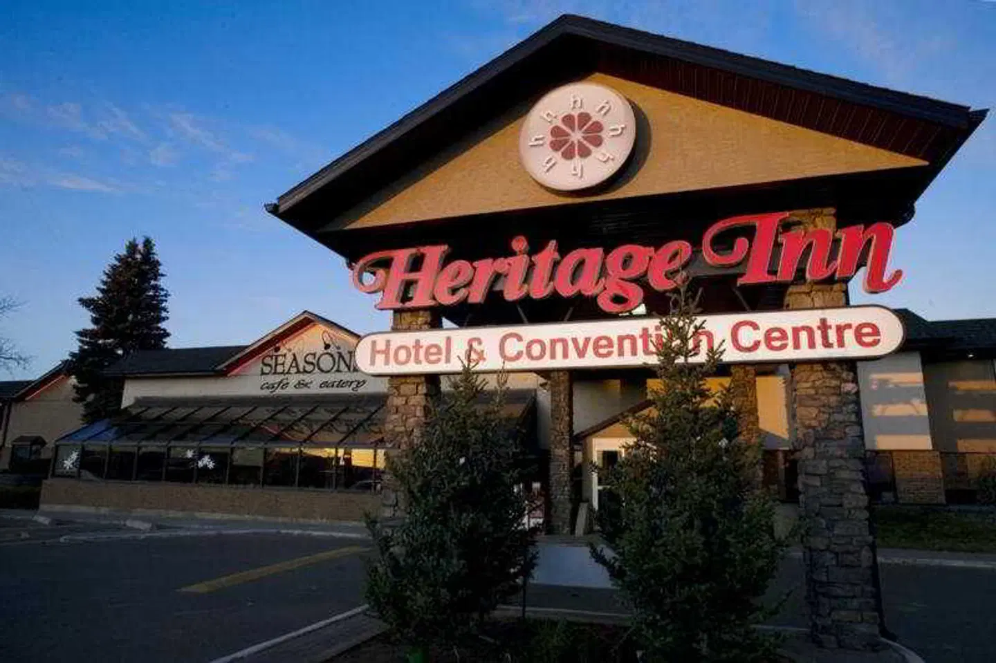 Heritage Inn Hotel & Convention Centre - Brooks EXTERIOR