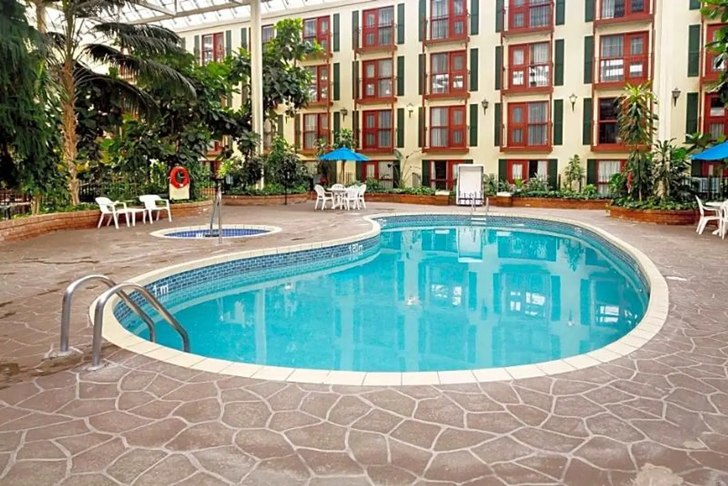 Lethbridge Lodge Hotel OUTDOOR_POOL