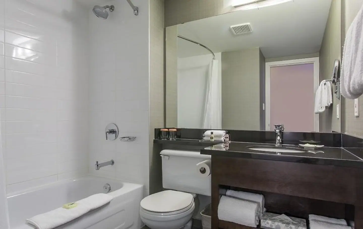 Sandman Hotel Red Deer Badezimmer
