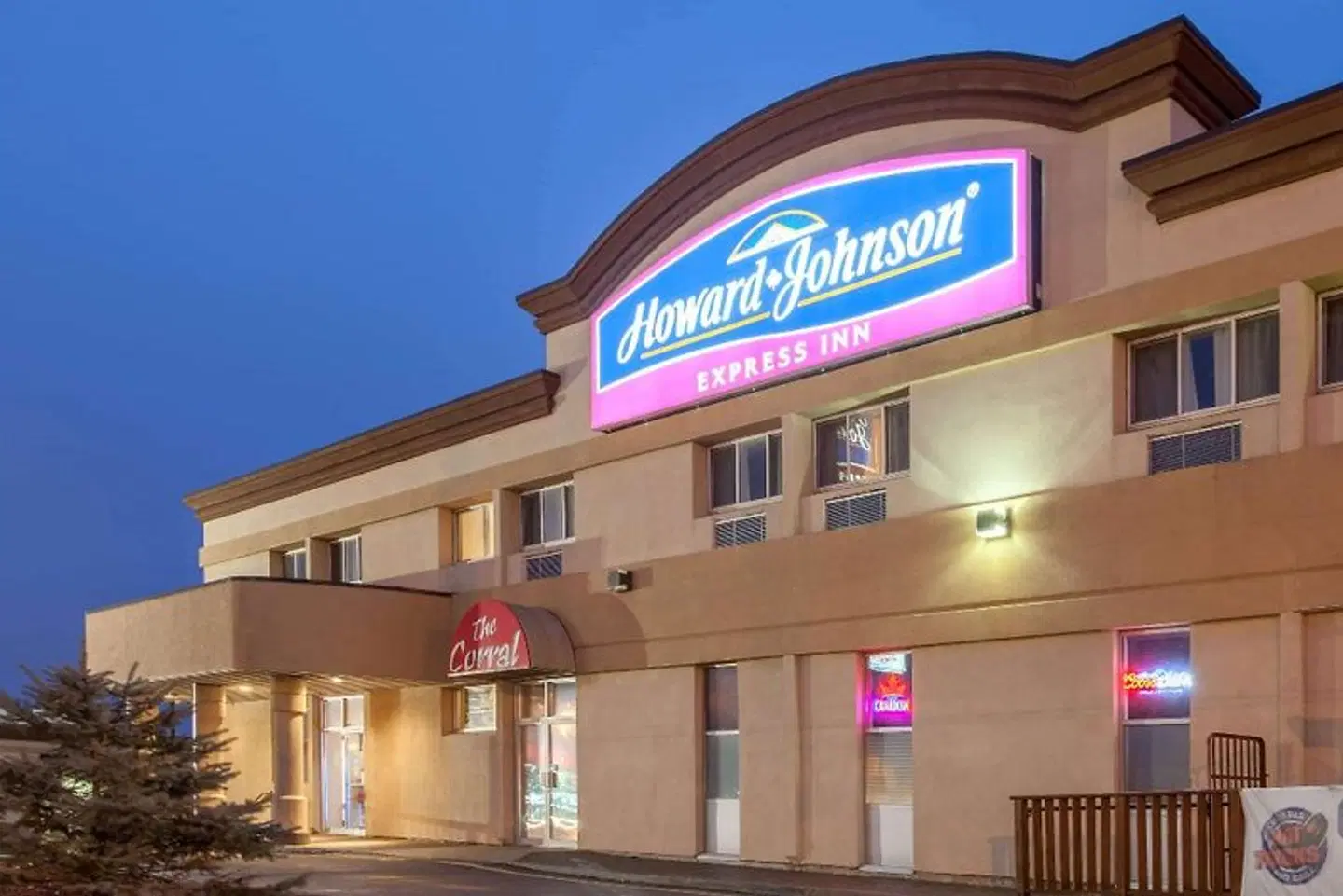 Howard Johnson by Wyndham Winnipeg West EXTERIOR