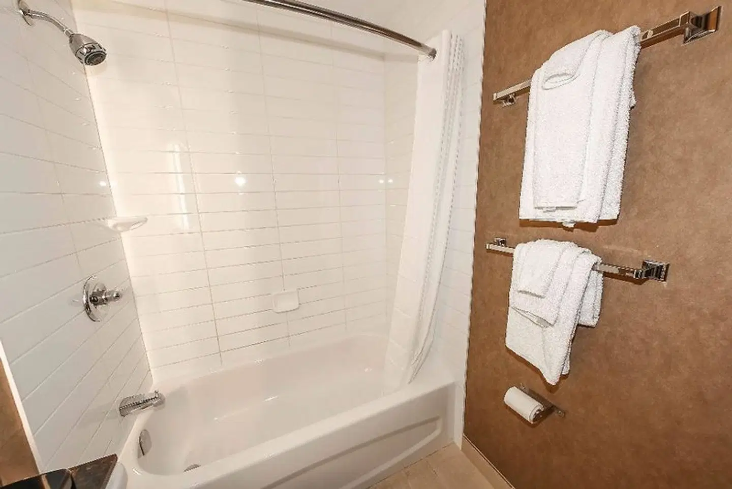 Howard Johnson by Wyndham Winnipeg West Badezimmer