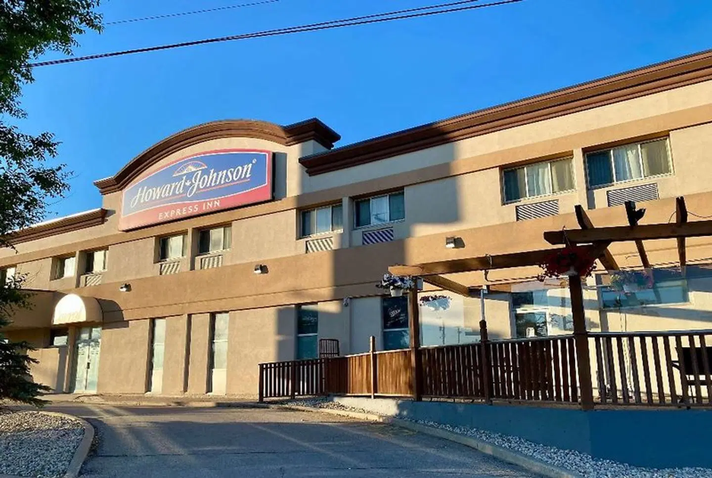 Howard Johnson by Wyndham Winnipeg West EXTERIOR