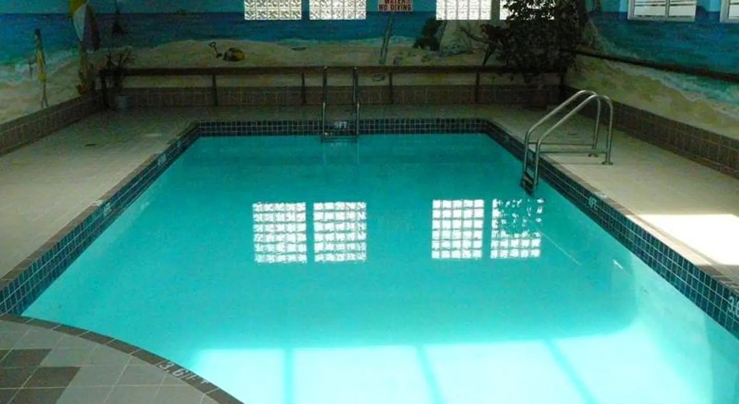 Coast Abbotsford Hotel & Suites OUTDOOR_POOL