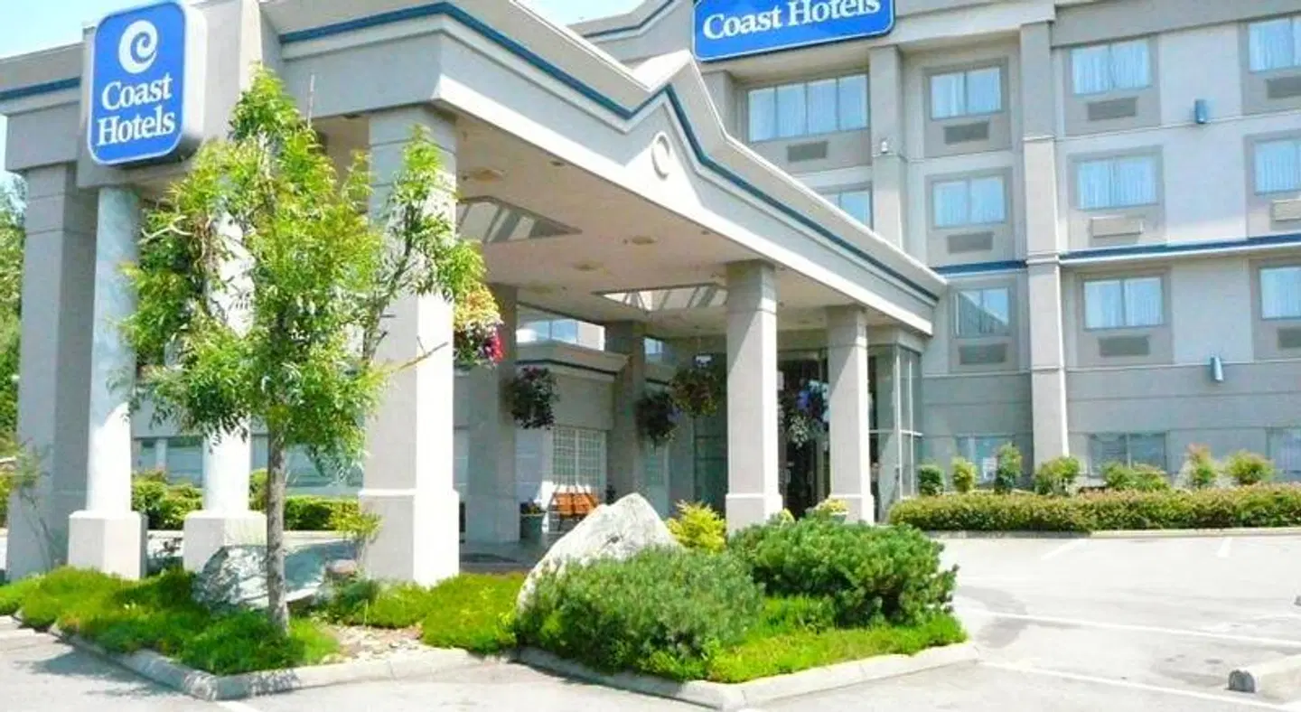 Coast Abbotsford Hotel & Suites EXTERIOR