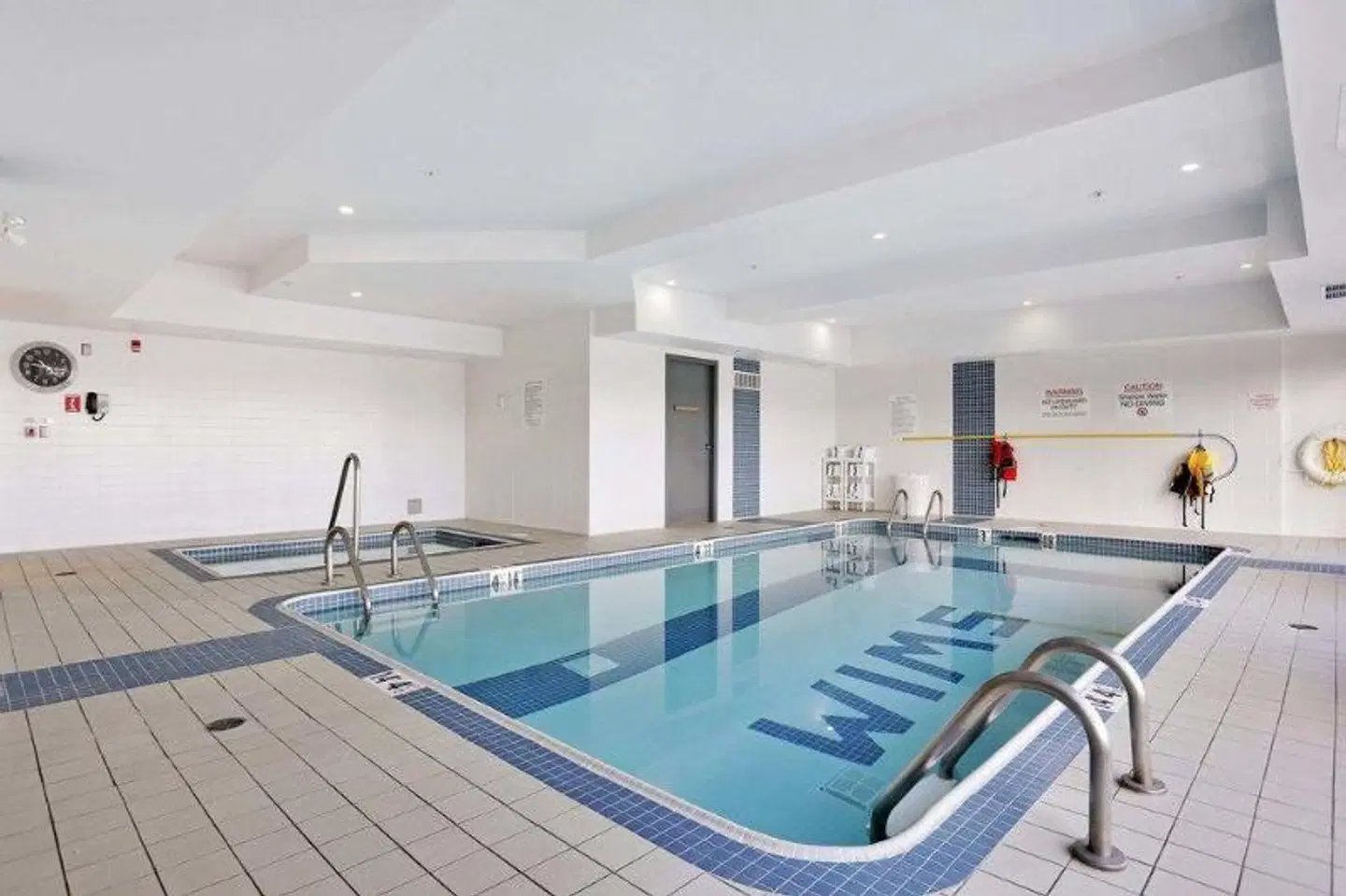 Sandman Signature Langley Hotel Hallenbad