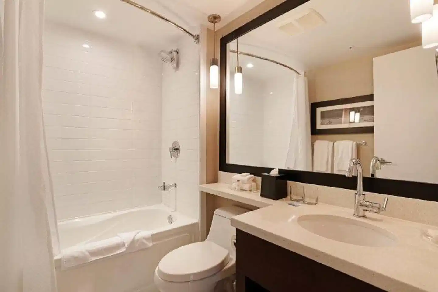 Sandman Signature Langley Hotel Badezimmer