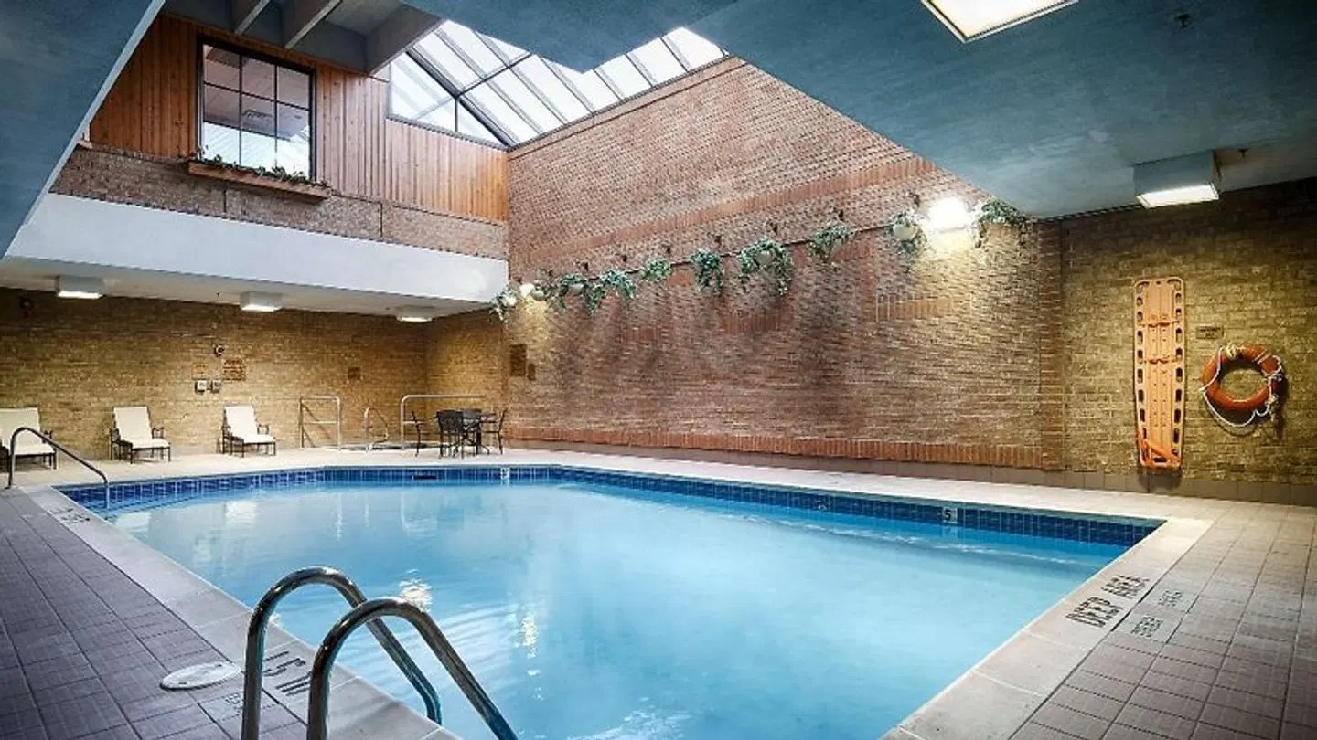 Best Western Plus Toronto Airport Hotel Hallenbad